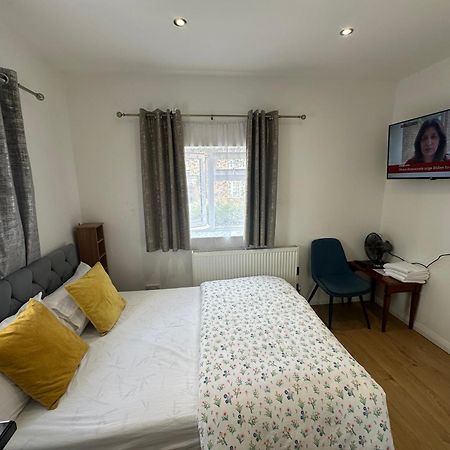 Luxury Ensuite 2Nd Studio Flat With Great Views In Keedonwood Road With Fully Own Bathroom Newly Added And Private Kitchenette Bromley Extérieur photo