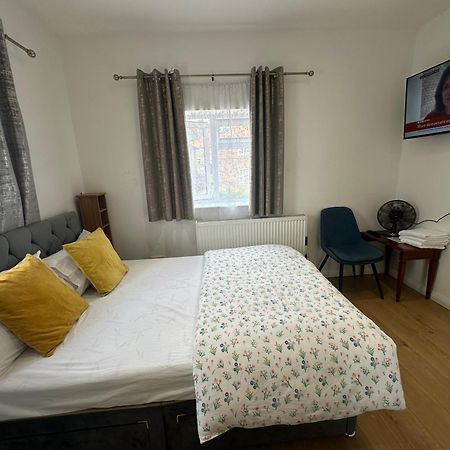 Luxury Ensuite 2Nd Studio Flat With Great Views In Keedonwood Road With Fully Own Bathroom Newly Added And Private Kitchenette Bromley Extérieur photo