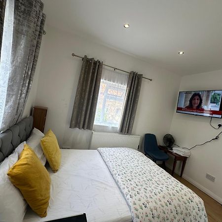 Luxury Ensuite 2Nd Studio Flat With Great Views In Keedonwood Road With Fully Own Bathroom Newly Added And Private Kitchenette Bromley Extérieur photo