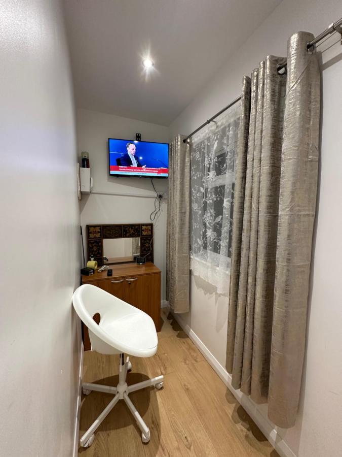 Luxury Ensuite 2Nd Studio Flat With Great Views In Keedonwood Road With Fully Own Bathroom Newly Added And Private Kitchenette Bromley Extérieur photo