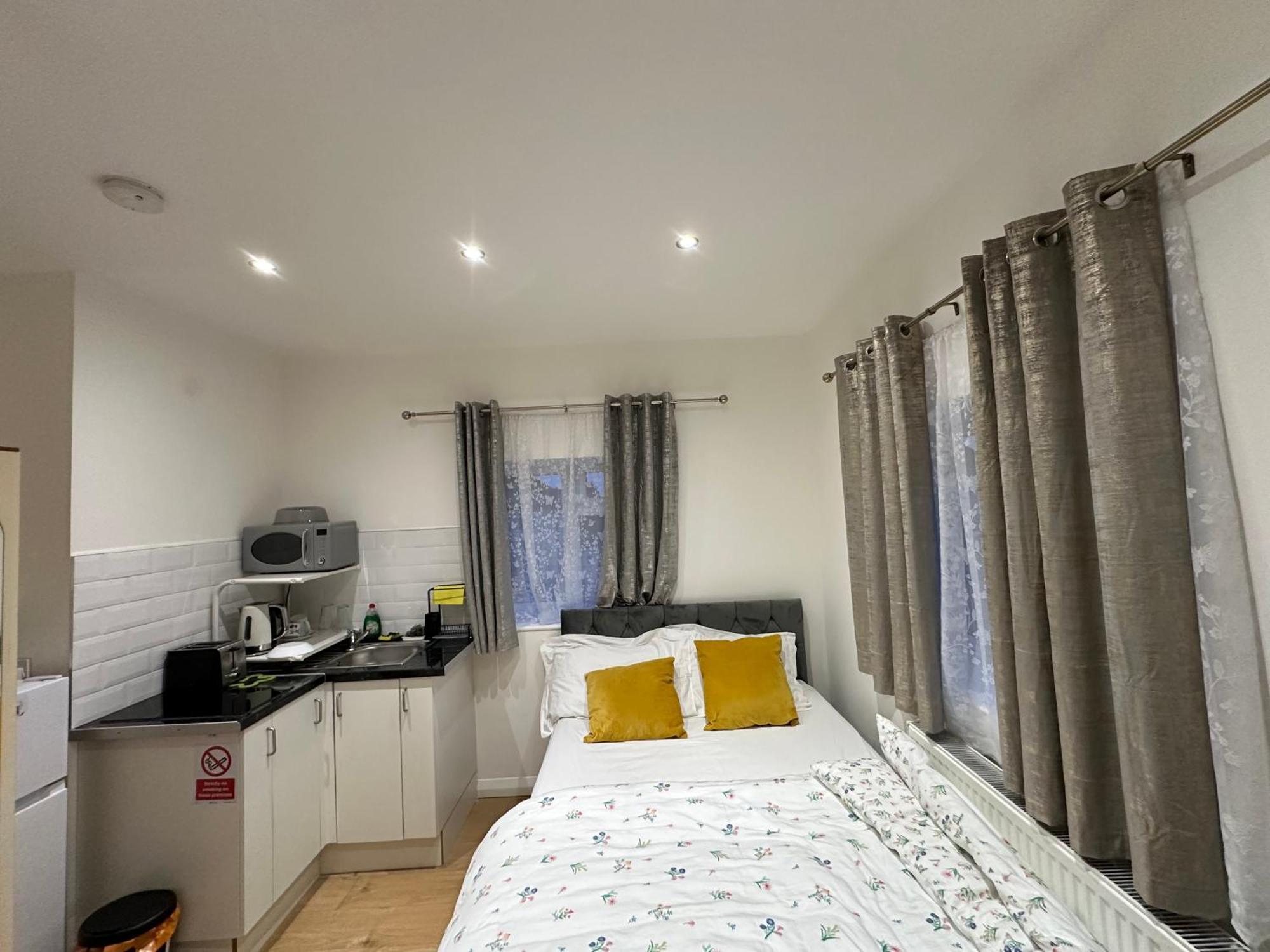 Luxury Ensuite 2Nd Studio Flat With Great Views In Keedonwood Road With Fully Own Bathroom Newly Added And Private Kitchenette Bromley Extérieur photo