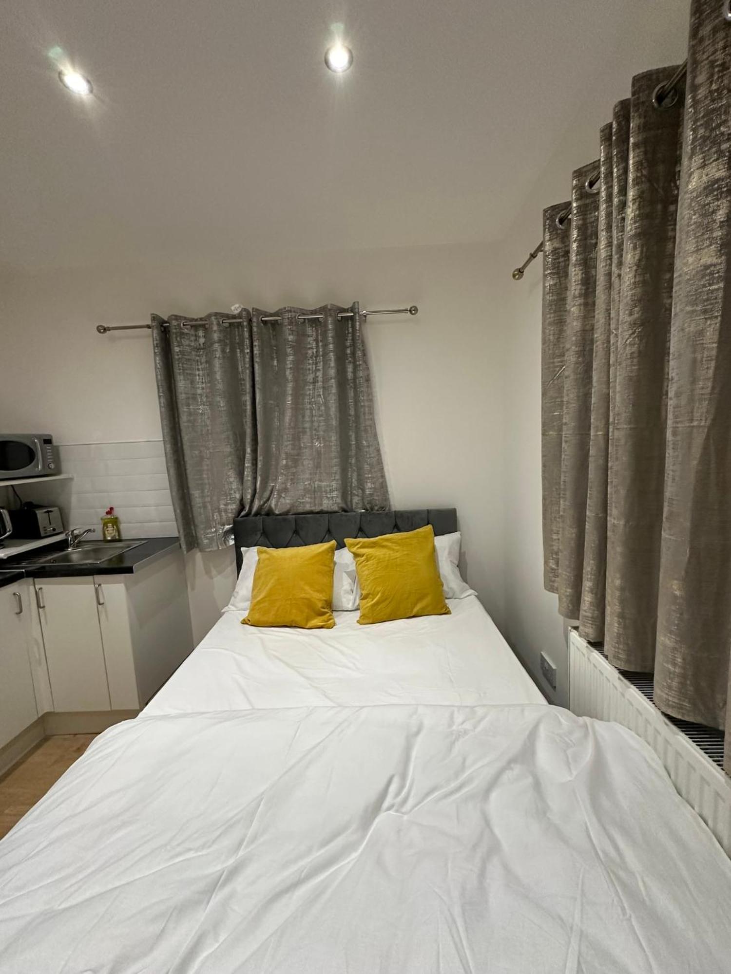 Luxury Ensuite 2Nd Studio Flat With Great Views In Keedonwood Road With Fully Own Bathroom Newly Added And Private Kitchenette Bromley Extérieur photo