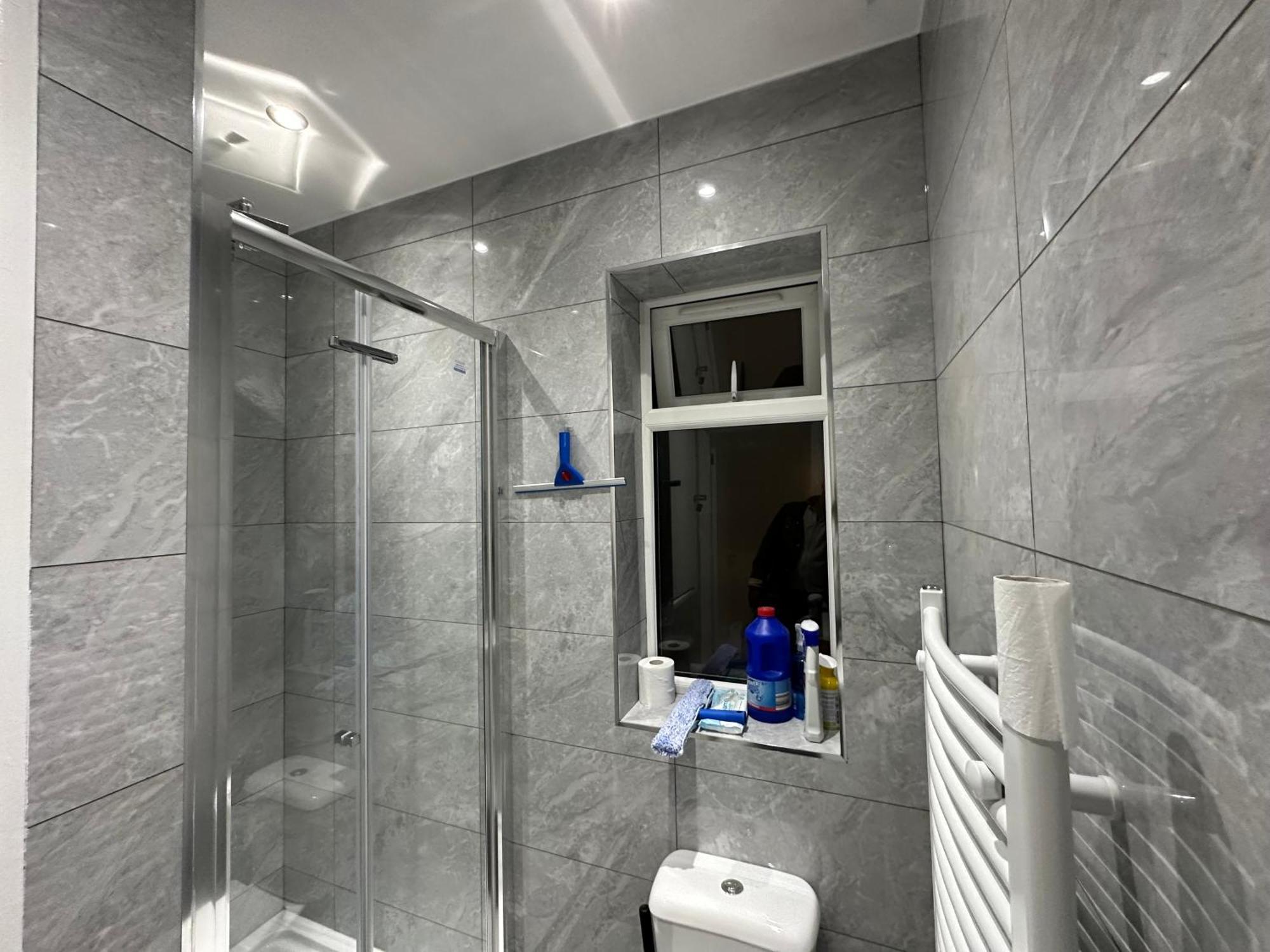 Luxury Ensuite 2Nd Studio Flat With Great Views In Keedonwood Road With Fully Own Bathroom Newly Added And Private Kitchenette Bromley Extérieur photo