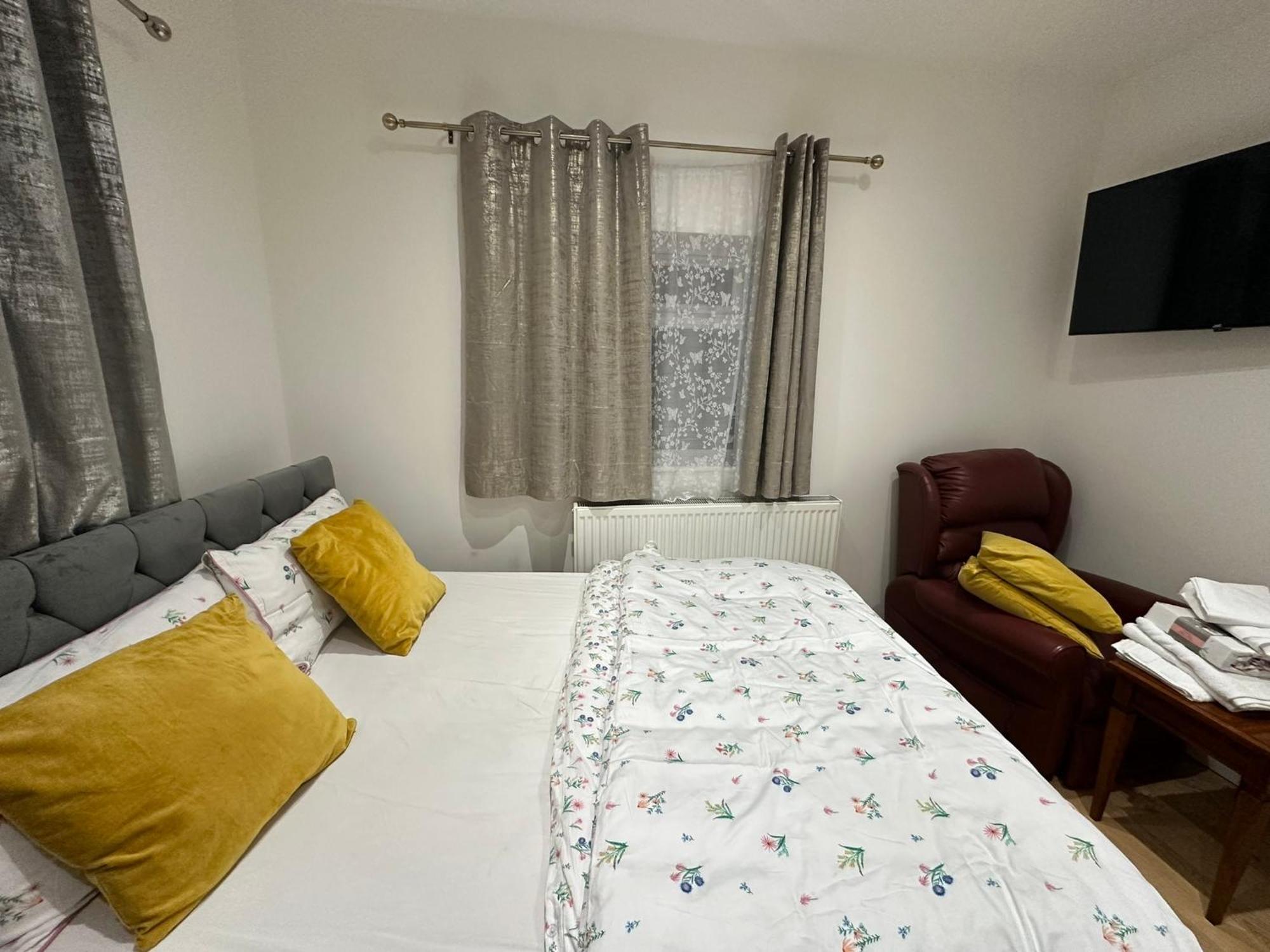 Luxury Ensuite 2Nd Studio Flat With Great Views In Keedonwood Road With Fully Own Bathroom Newly Added And Private Kitchenette Bromley Extérieur photo