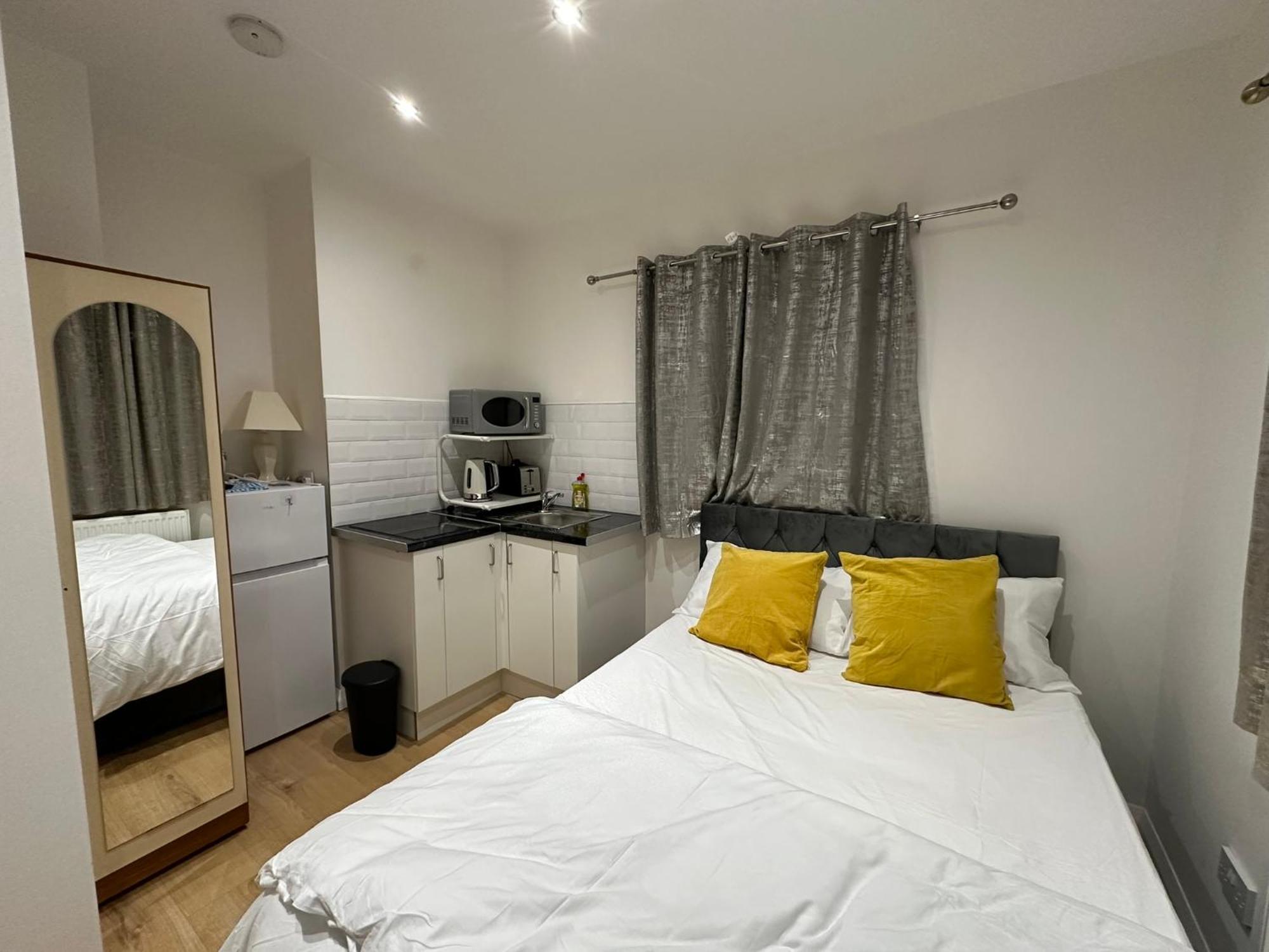 Luxury Ensuite 2Nd Studio Flat With Great Views In Keedonwood Road With Fully Own Bathroom Newly Added And Private Kitchenette Bromley Extérieur photo