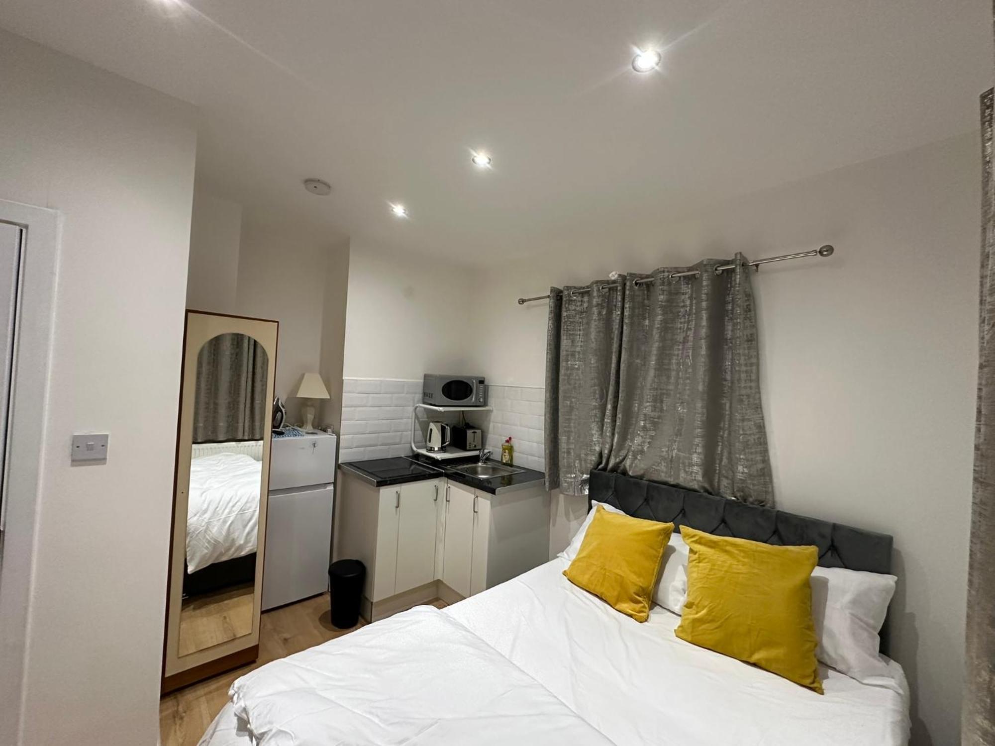 Luxury Ensuite 2Nd Studio Flat With Great Views In Keedonwood Road With Fully Own Bathroom Newly Added And Private Kitchenette Bromley Extérieur photo