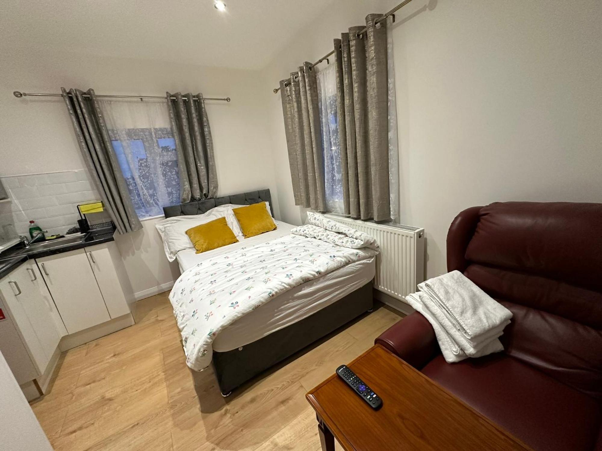 Luxury Ensuite 2Nd Studio Flat With Great Views In Keedonwood Road With Fully Own Bathroom Newly Added And Private Kitchenette Bromley Extérieur photo