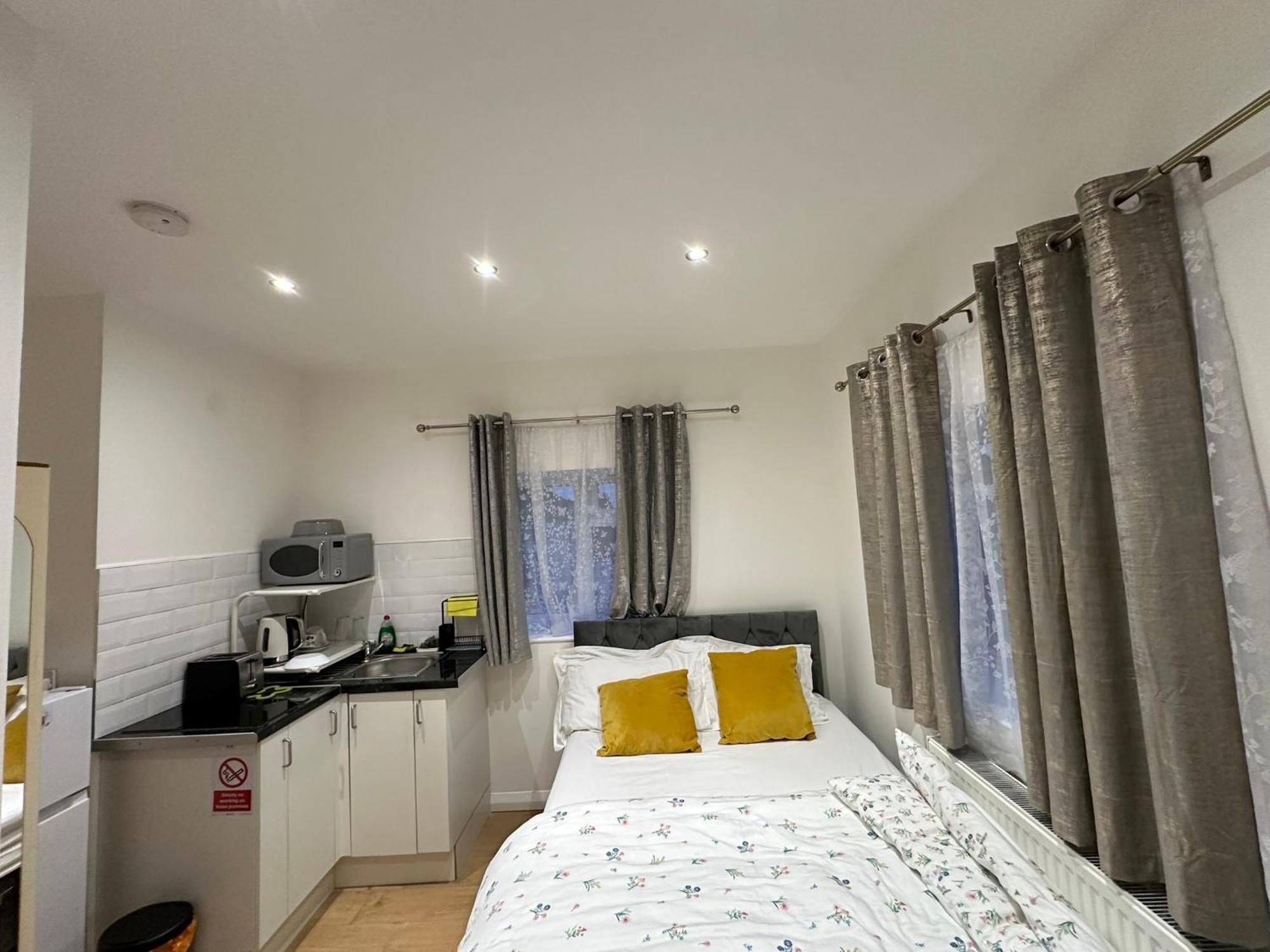 Luxury Ensuite 2Nd Studio Flat With Great Views In Keedonwood Road With Fully Own Bathroom Newly Added And Private Kitchenette Bromley Extérieur photo