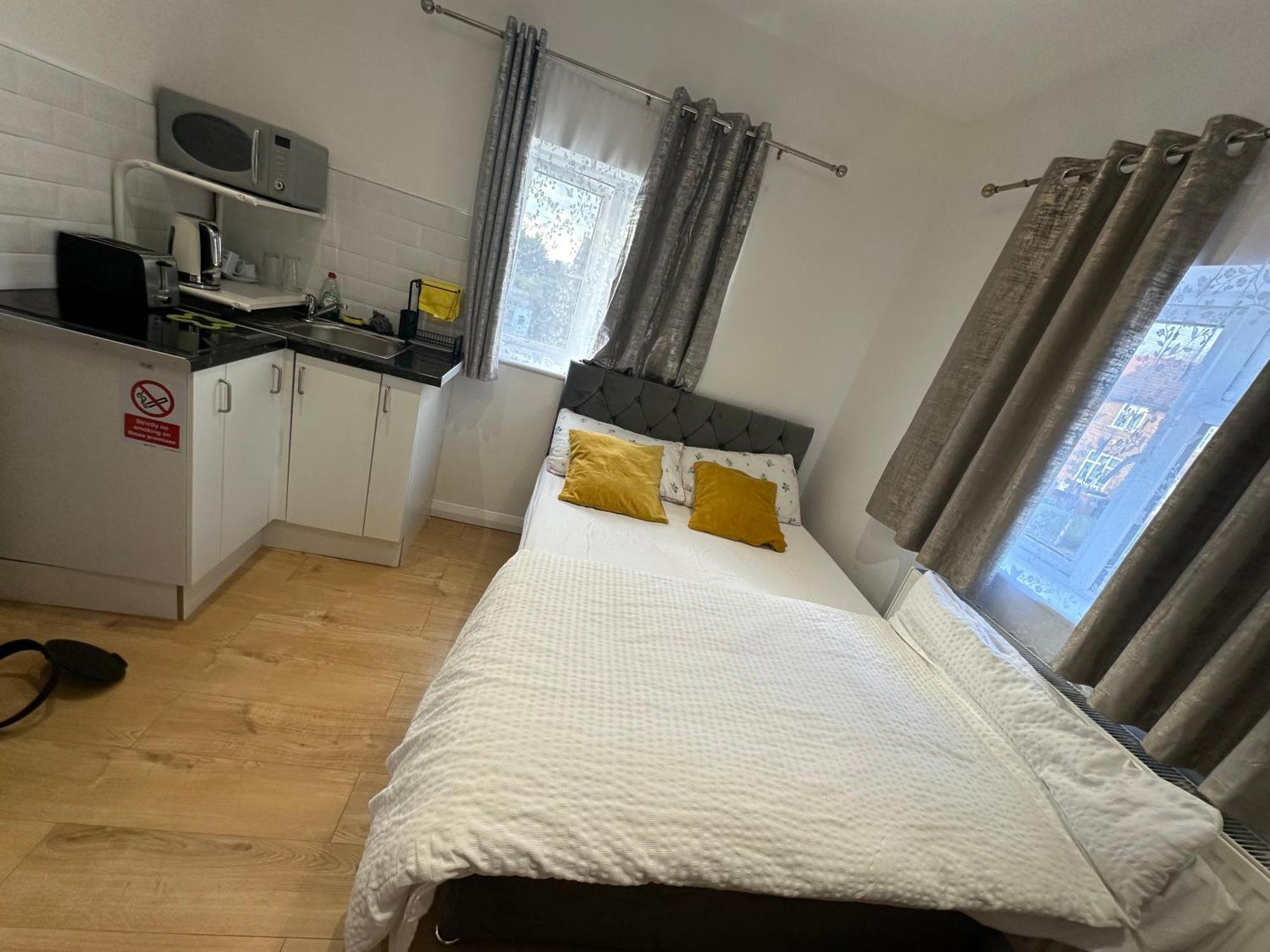 Luxury Ensuite 2Nd Studio Flat With Great Views In Keedonwood Road With Fully Own Bathroom Newly Added And Private Kitchenette Bromley Extérieur photo