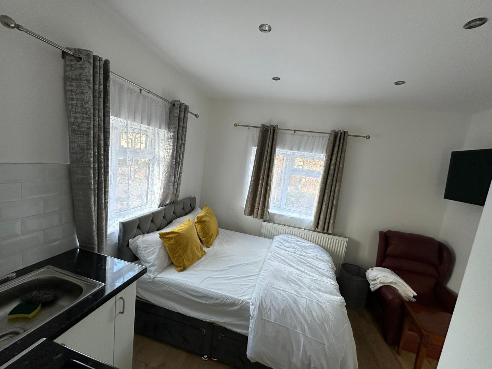 Luxury Ensuite 2Nd Studio Flat With Great Views In Keedonwood Road With Fully Own Bathroom Newly Added And Private Kitchenette Bromley Extérieur photo