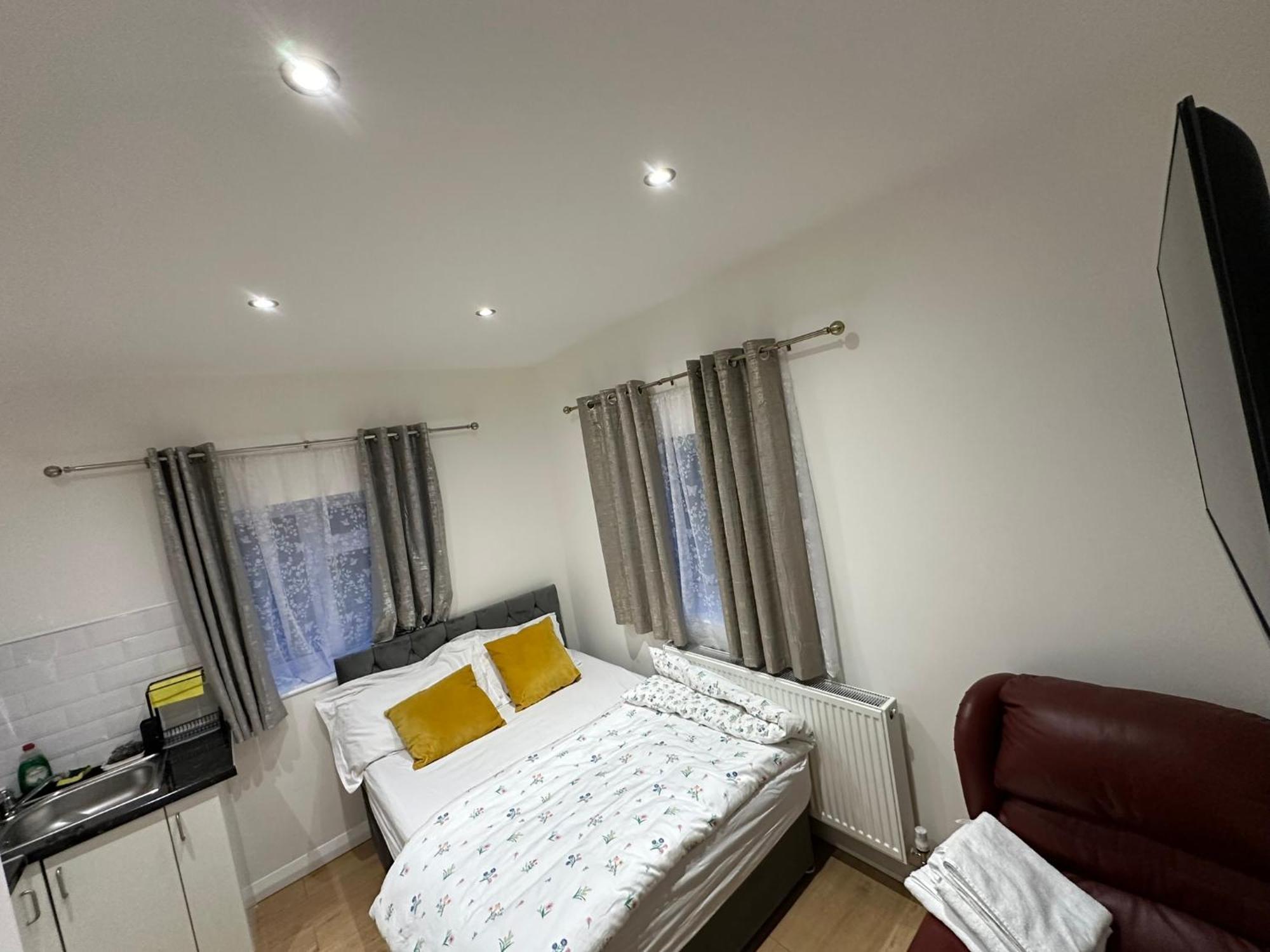 Luxury Ensuite 2Nd Studio Flat With Great Views In Keedonwood Road With Fully Own Bathroom Newly Added And Private Kitchenette Bromley Extérieur photo
