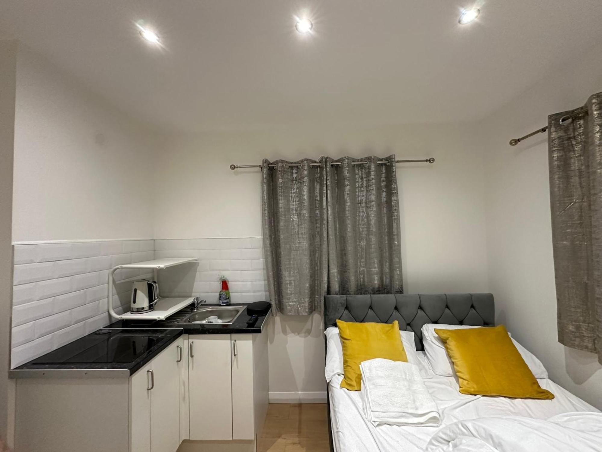 Luxury Ensuite 2Nd Studio Flat With Great Views In Keedonwood Road With Fully Own Bathroom Newly Added And Private Kitchenette Bromley Extérieur photo