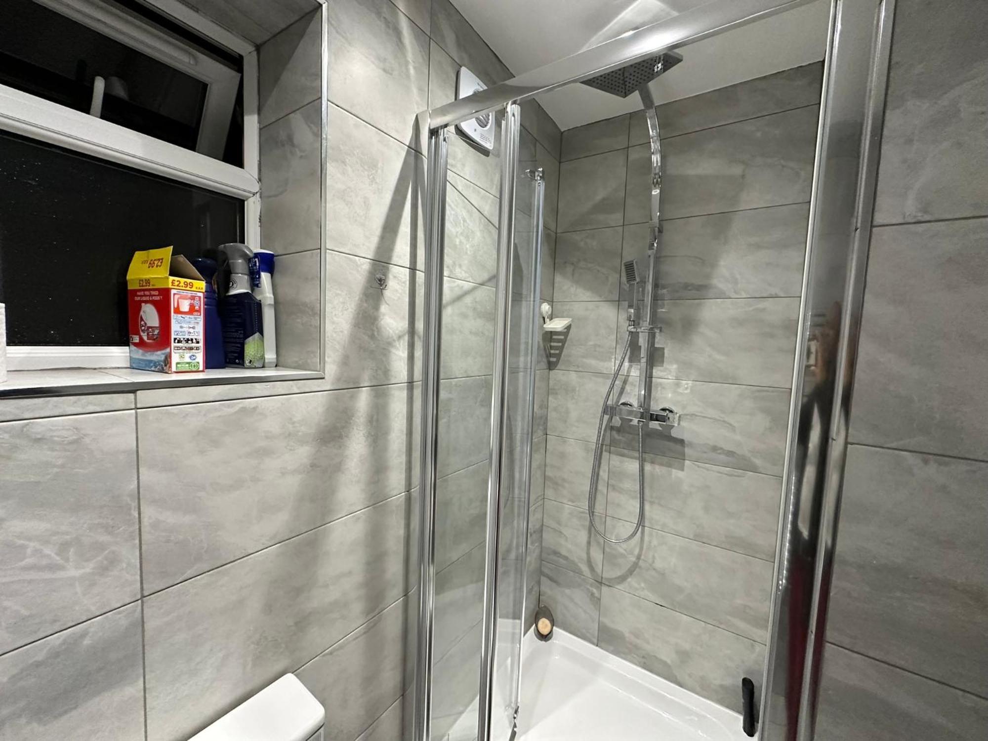 Luxury Ensuite 2Nd Studio Flat With Great Views In Keedonwood Road With Fully Own Bathroom Newly Added And Private Kitchenette Bromley Extérieur photo
