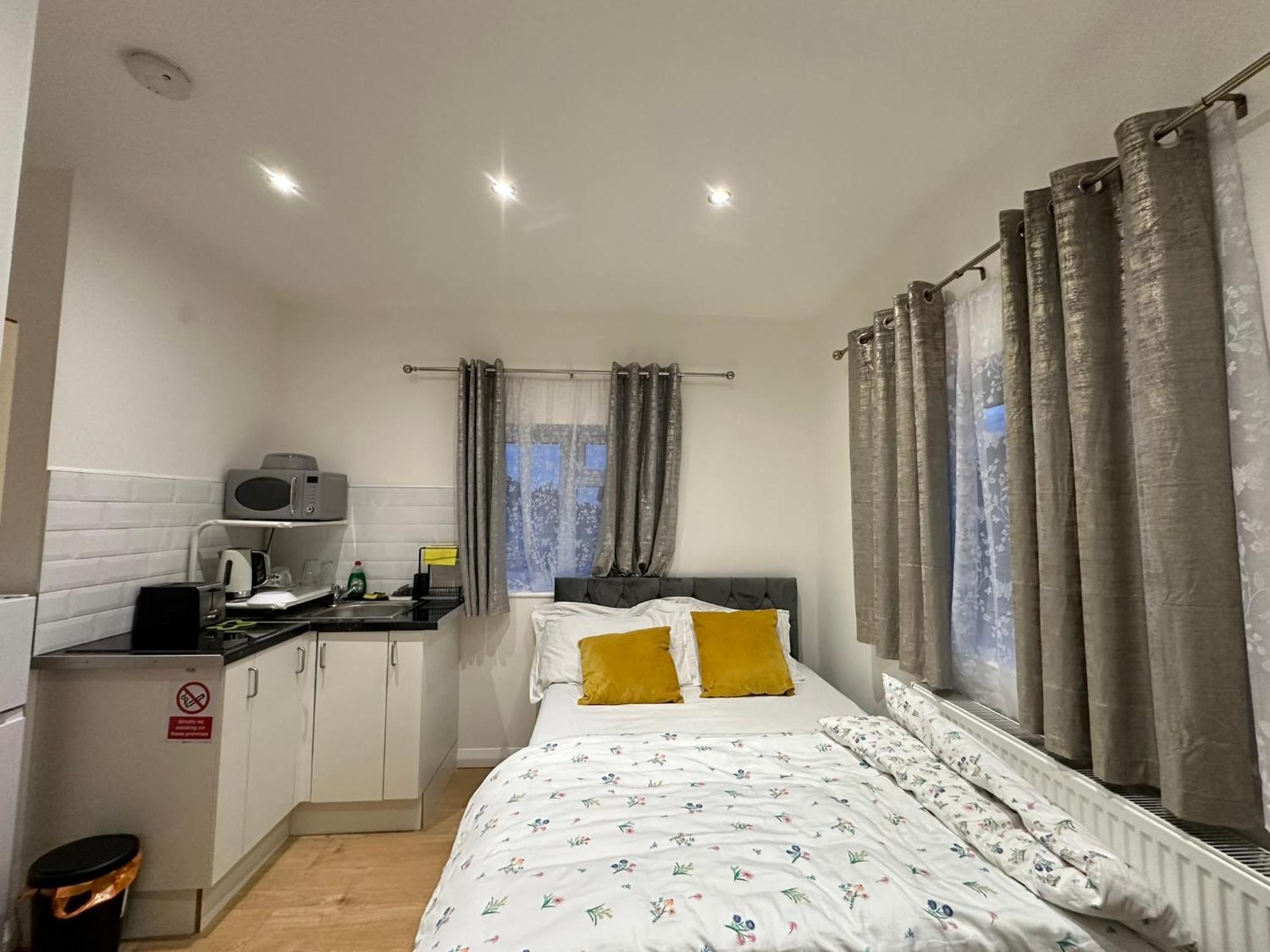 Luxury Ensuite 2Nd Studio Flat With Great Views In Keedonwood Road With Fully Own Bathroom Newly Added And Private Kitchenette Bromley Extérieur photo