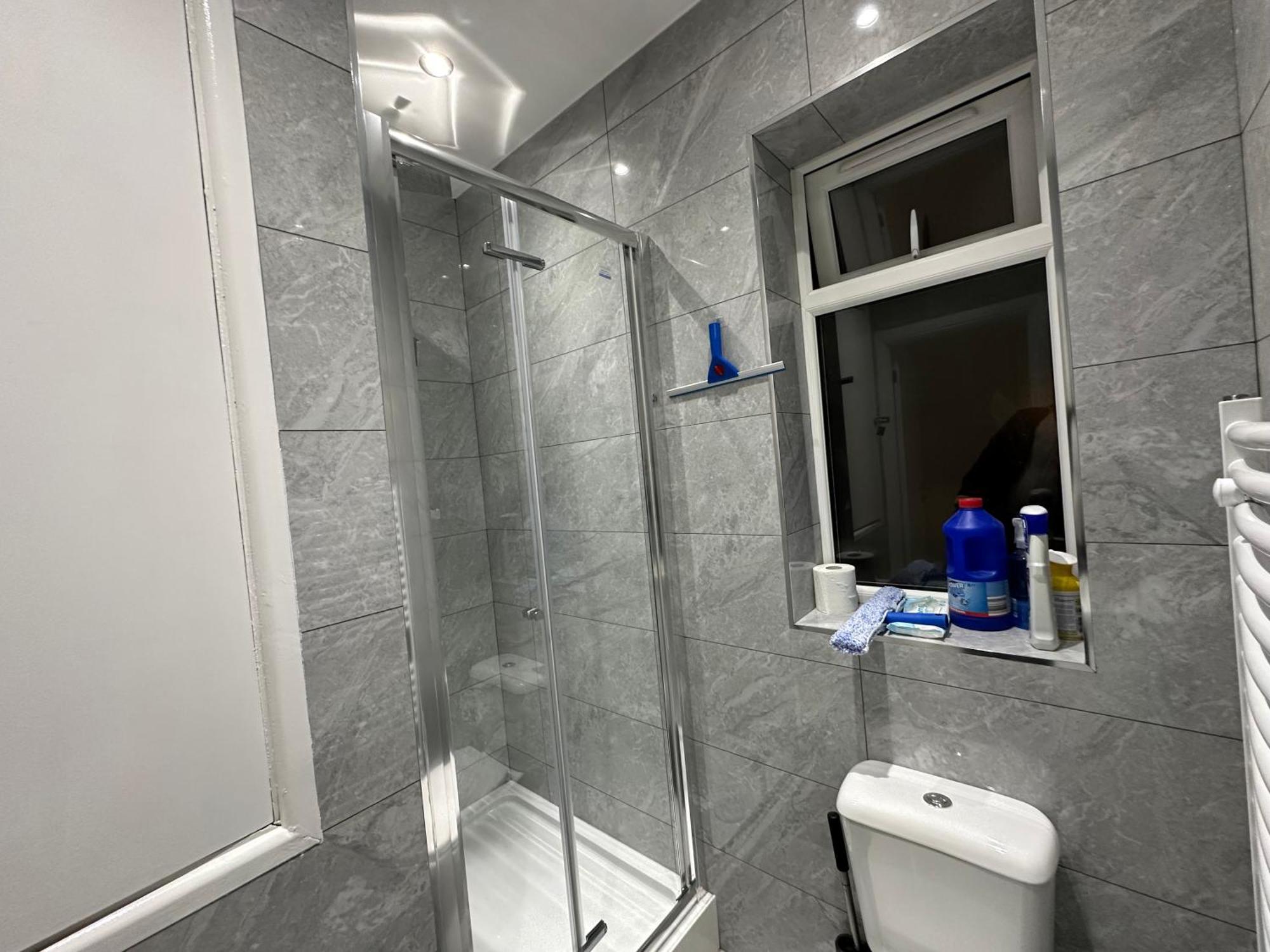 Luxury Ensuite 2Nd Studio Flat With Great Views In Keedonwood Road With Fully Own Bathroom Newly Added And Private Kitchenette Bromley Extérieur photo