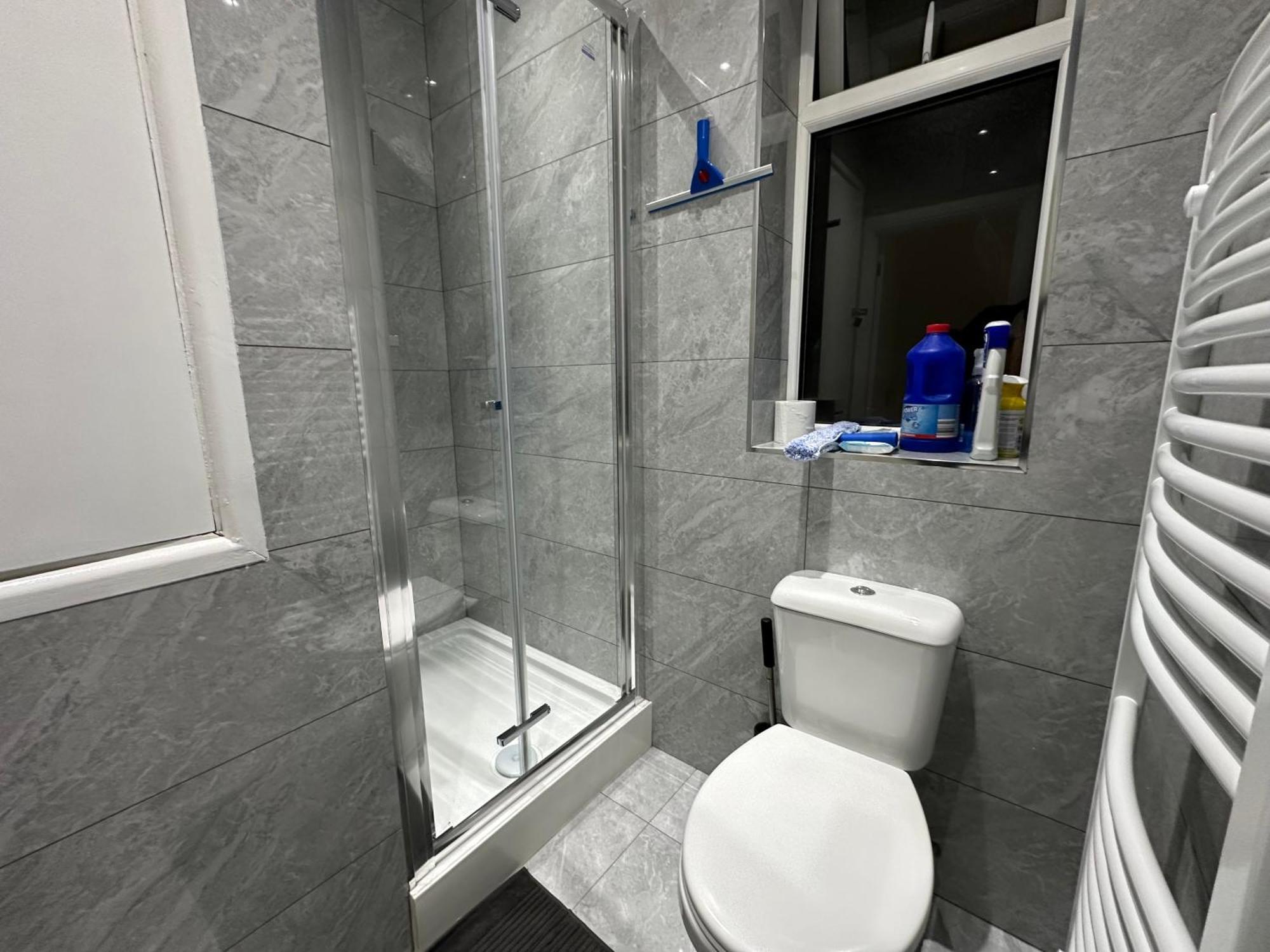 Luxury Ensuite 2Nd Studio Flat With Great Views In Keedonwood Road With Fully Own Bathroom Newly Added And Private Kitchenette Bromley Extérieur photo