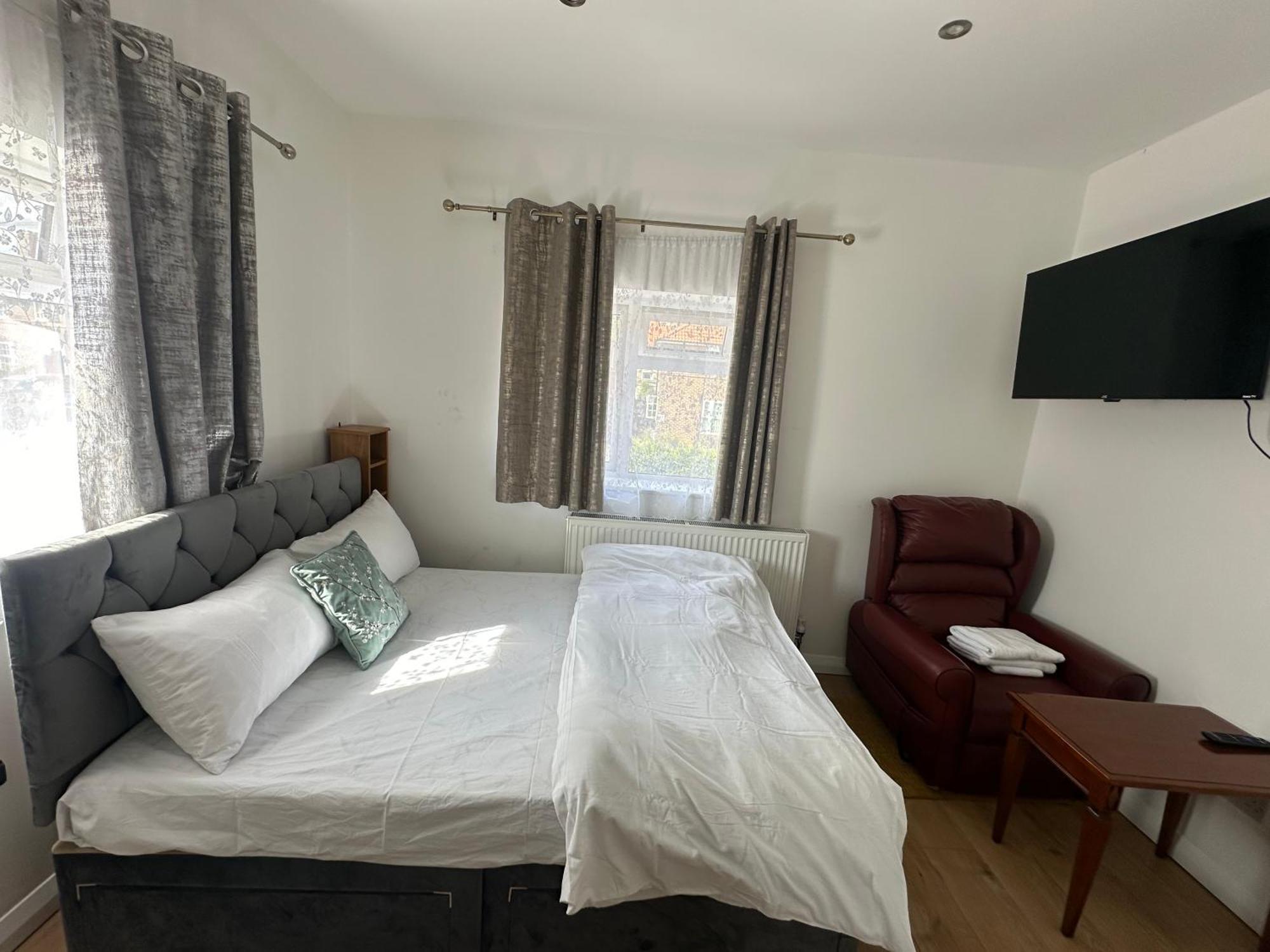 Luxury Ensuite 2Nd Studio Flat With Great Views In Keedonwood Road With Fully Own Bathroom Newly Added And Private Kitchenette Bromley Extérieur photo