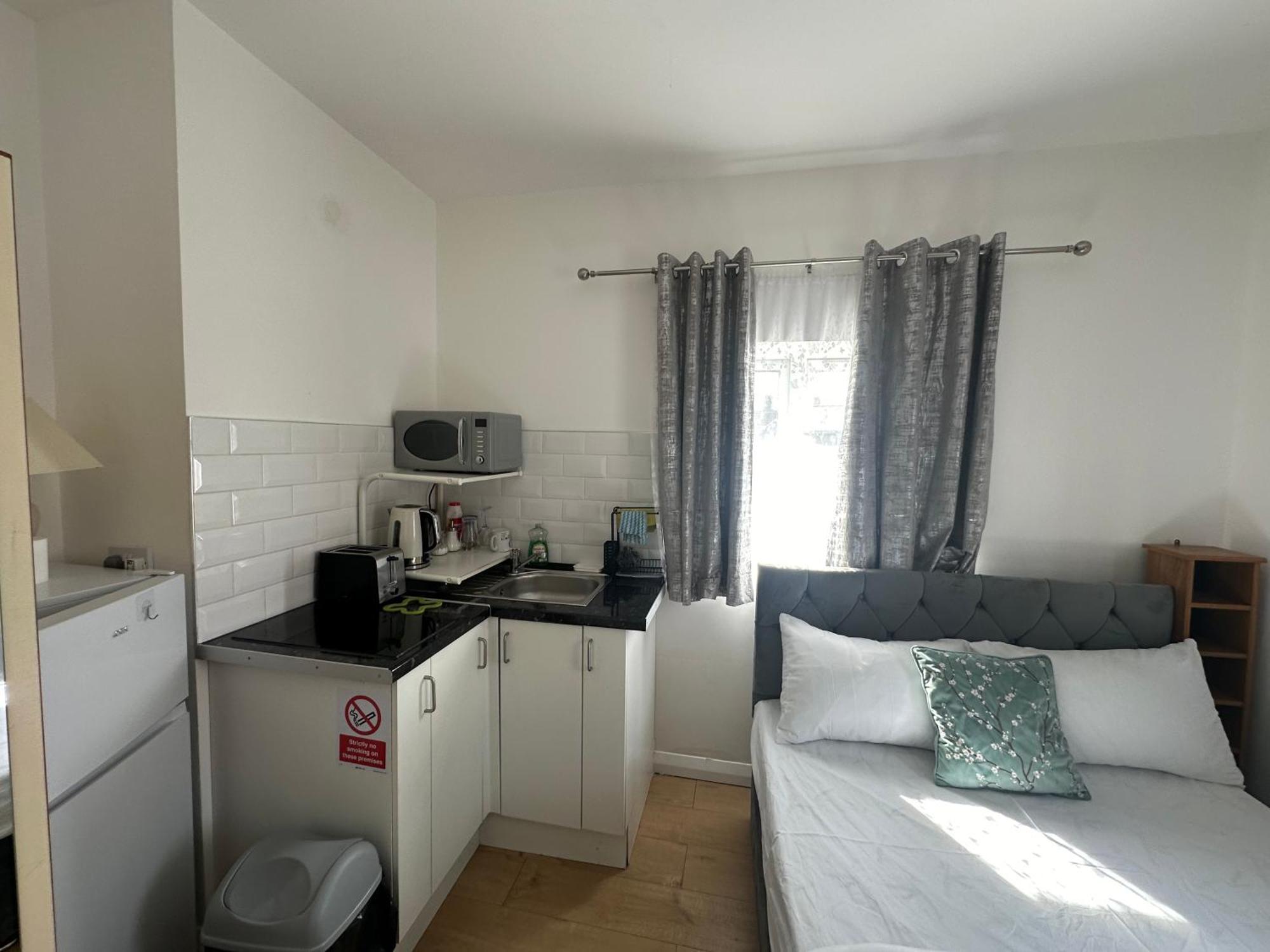 Luxury Ensuite 2Nd Studio Flat With Great Views In Keedonwood Road With Fully Own Bathroom Newly Added And Private Kitchenette Bromley Extérieur photo
