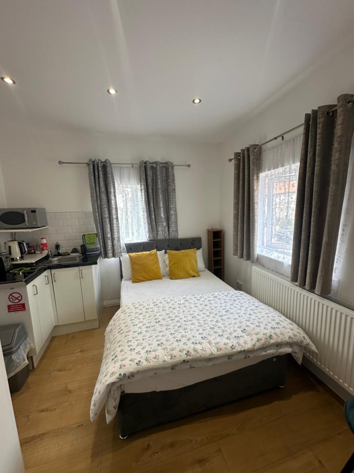 Luxury Ensuite 2Nd Studio Flat With Great Views In Keedonwood Road With Fully Own Bathroom Newly Added And Private Kitchenette Bromley Extérieur photo