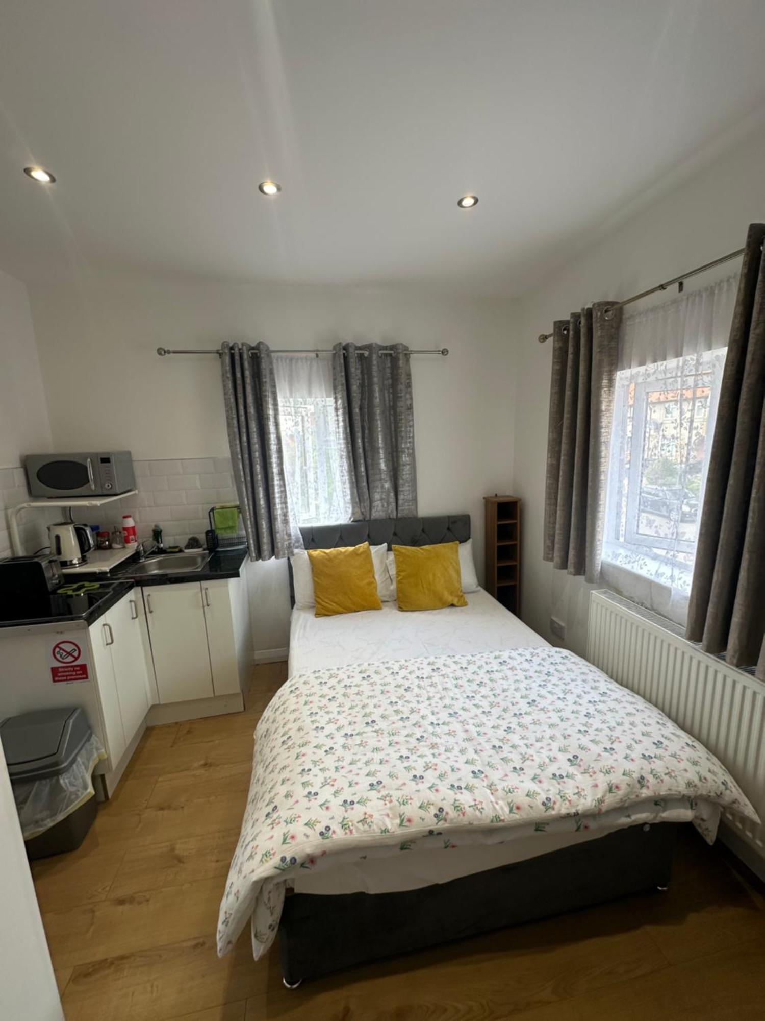 Luxury Ensuite 2Nd Studio Flat With Great Views In Keedonwood Road With Fully Own Bathroom Newly Added And Private Kitchenette Bromley Extérieur photo