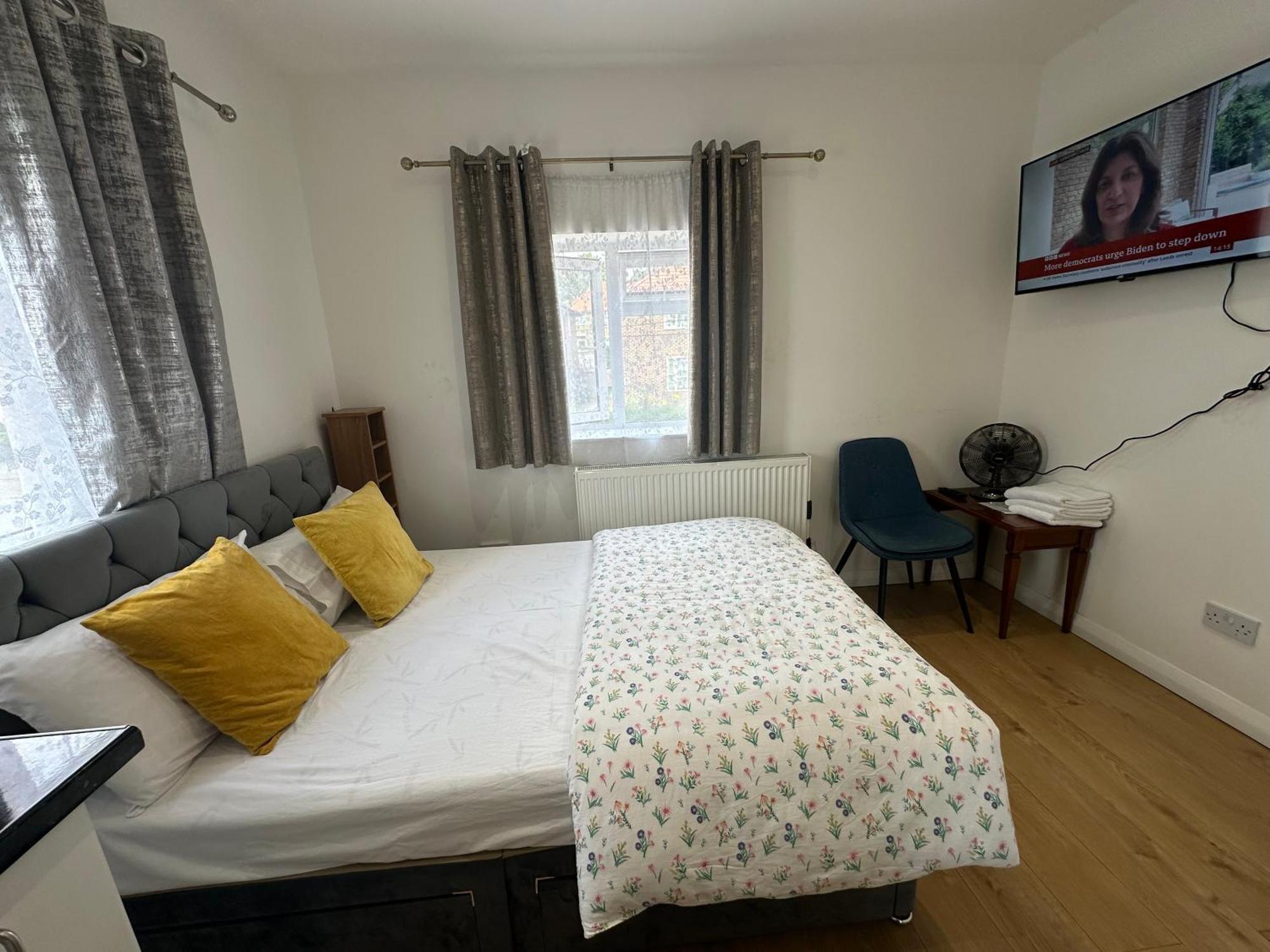 Luxury Ensuite 2Nd Studio Flat With Great Views In Keedonwood Road With Fully Own Bathroom Newly Added And Private Kitchenette Bromley Extérieur photo