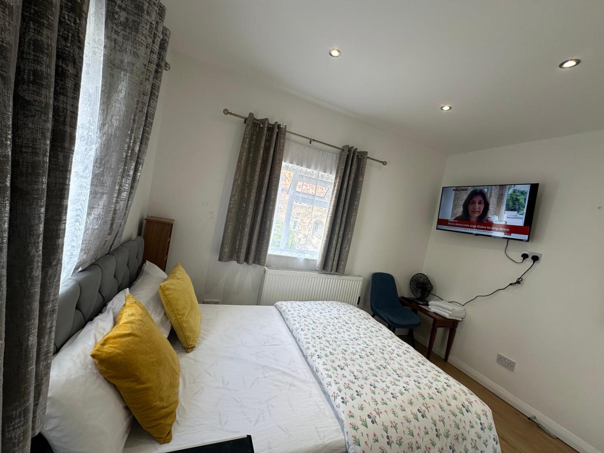 Luxury Ensuite 2Nd Studio Flat With Great Views In Keedonwood Road With Fully Own Bathroom Newly Added And Private Kitchenette Bromley Extérieur photo