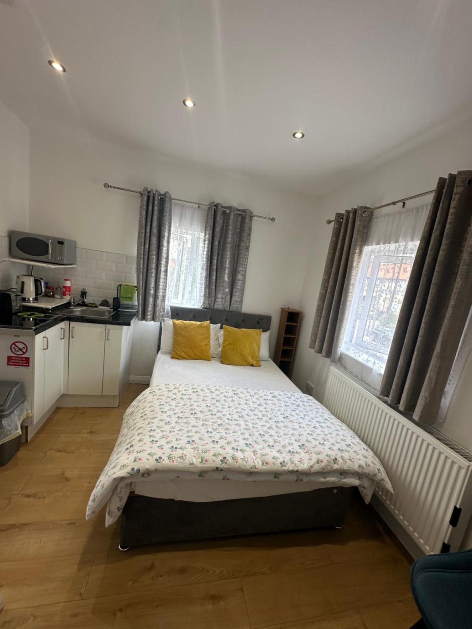 Luxury Ensuite 2Nd Studio Flat With Great Views In Keedonwood Road With Fully Own Bathroom Newly Added And Private Kitchenette Bromley Extérieur photo